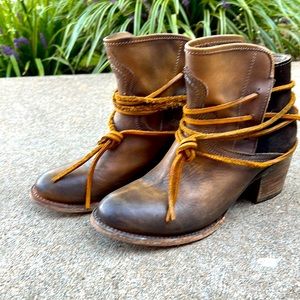 Freebird distressed boot, size 9